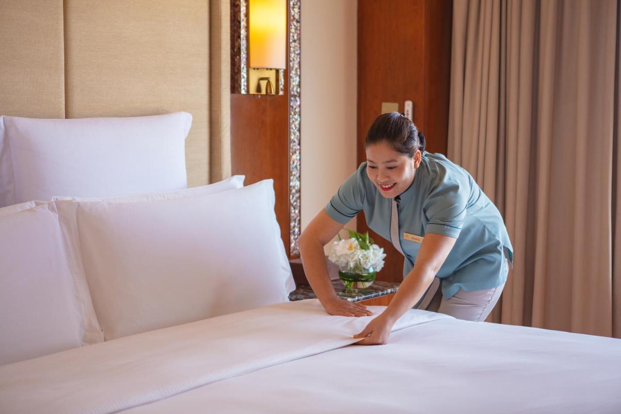 Jumeirah Messilah Beach Kuwait Kuwait City Esterno foto A chambermaid making a bed