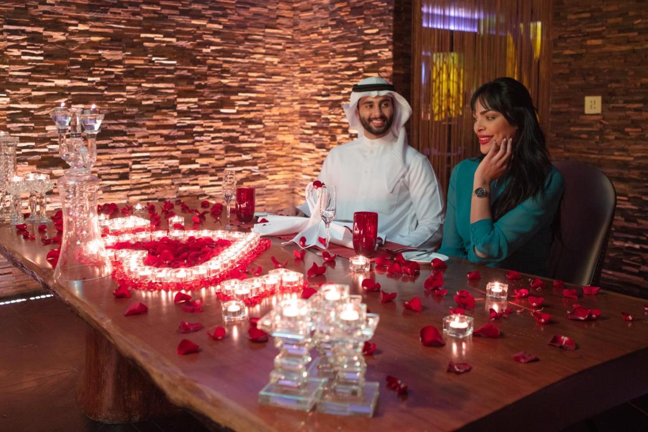 Jumeirah Messilah Beach Kuwait Kuwait City Esterno foto A couple at a restaurant in Dubai