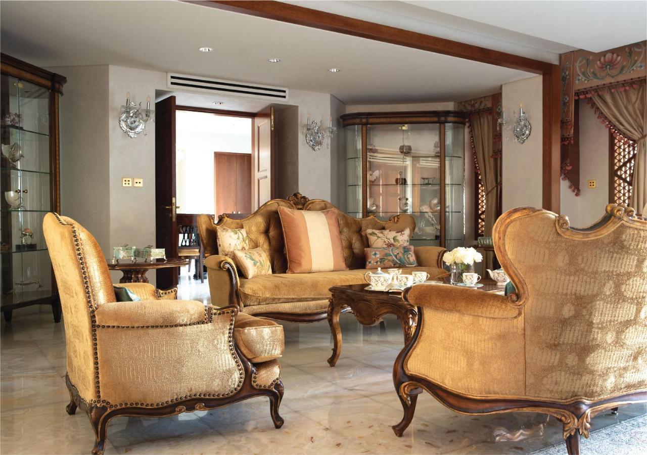 Jumeirah Messilah Beach Kuwait Kuwait City Esterno foto A living room in a luxury home