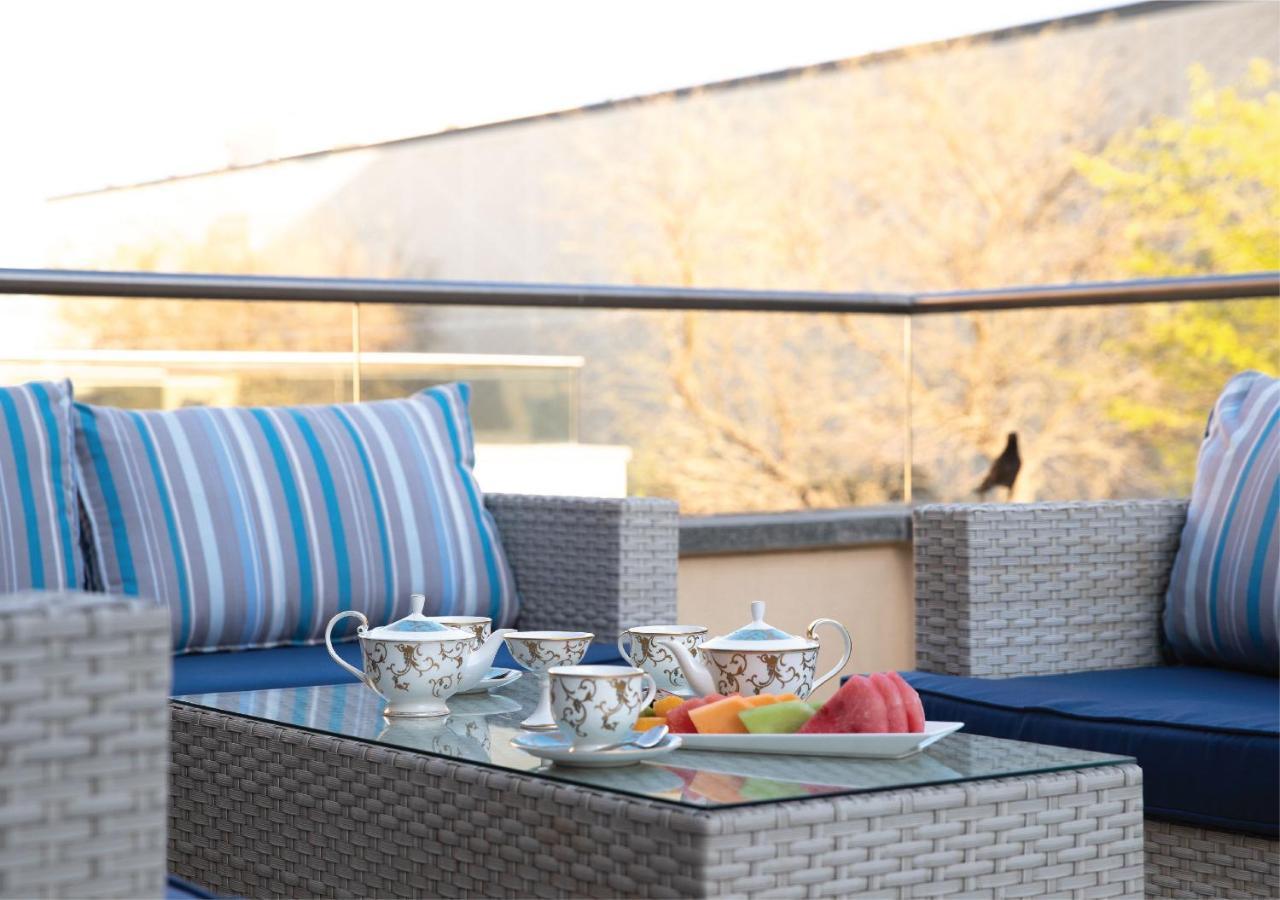 Jumeirah Messilah Beach Kuwait Kuwait City Esterno foto A balcony at the hotel