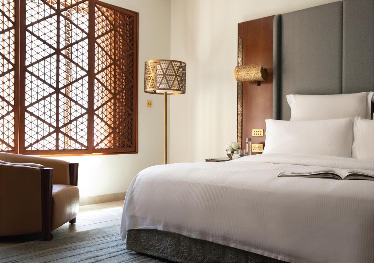 Jumeirah Messilah Beach Kuwait Kuwait City Esterno foto A guest room at the Ritz-Carlton, DIFC