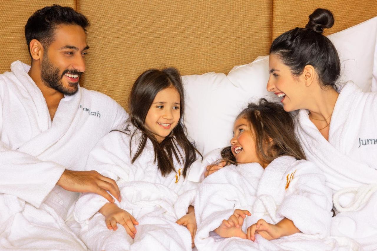 Jumeirah Messilah Beach Kuwait Kuwait City Esterno foto Family at the spa