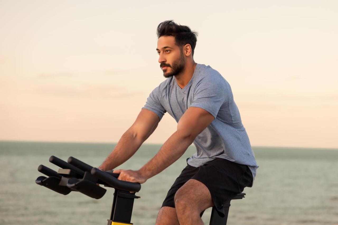 Jumeirah Messilah Beach Kuwait Kuwait City Esterno foto A man on a stationary bicycle