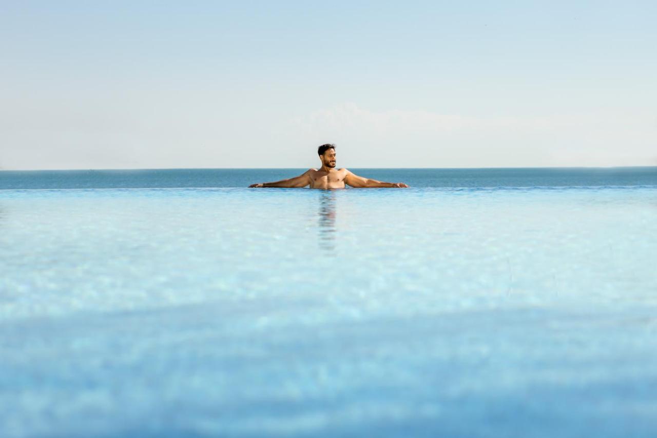 Jumeirah Messilah Beach Kuwait Kuwait City Esterno foto Infinity pool