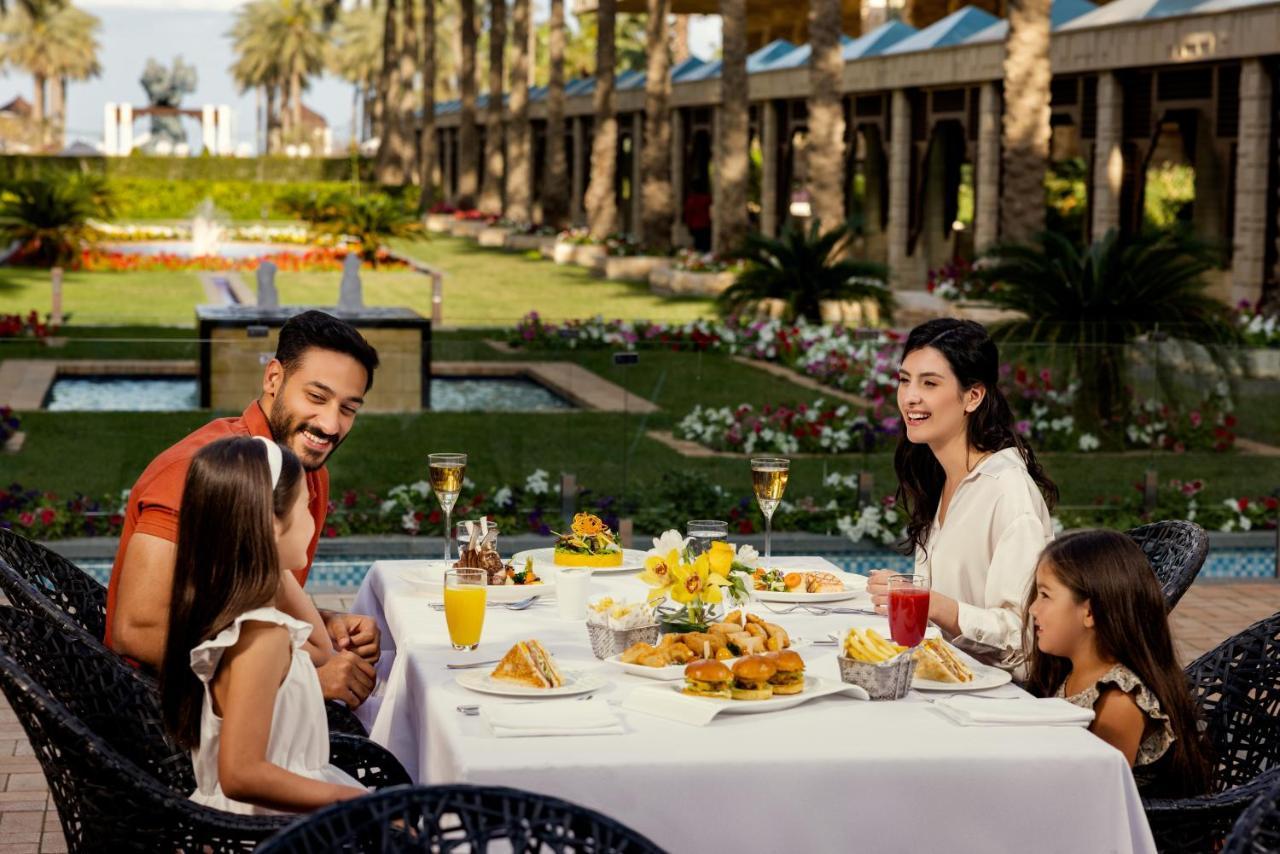 Jumeirah Messilah Beach Kuwait Kuwait City Esterno foto Family dining at the resort