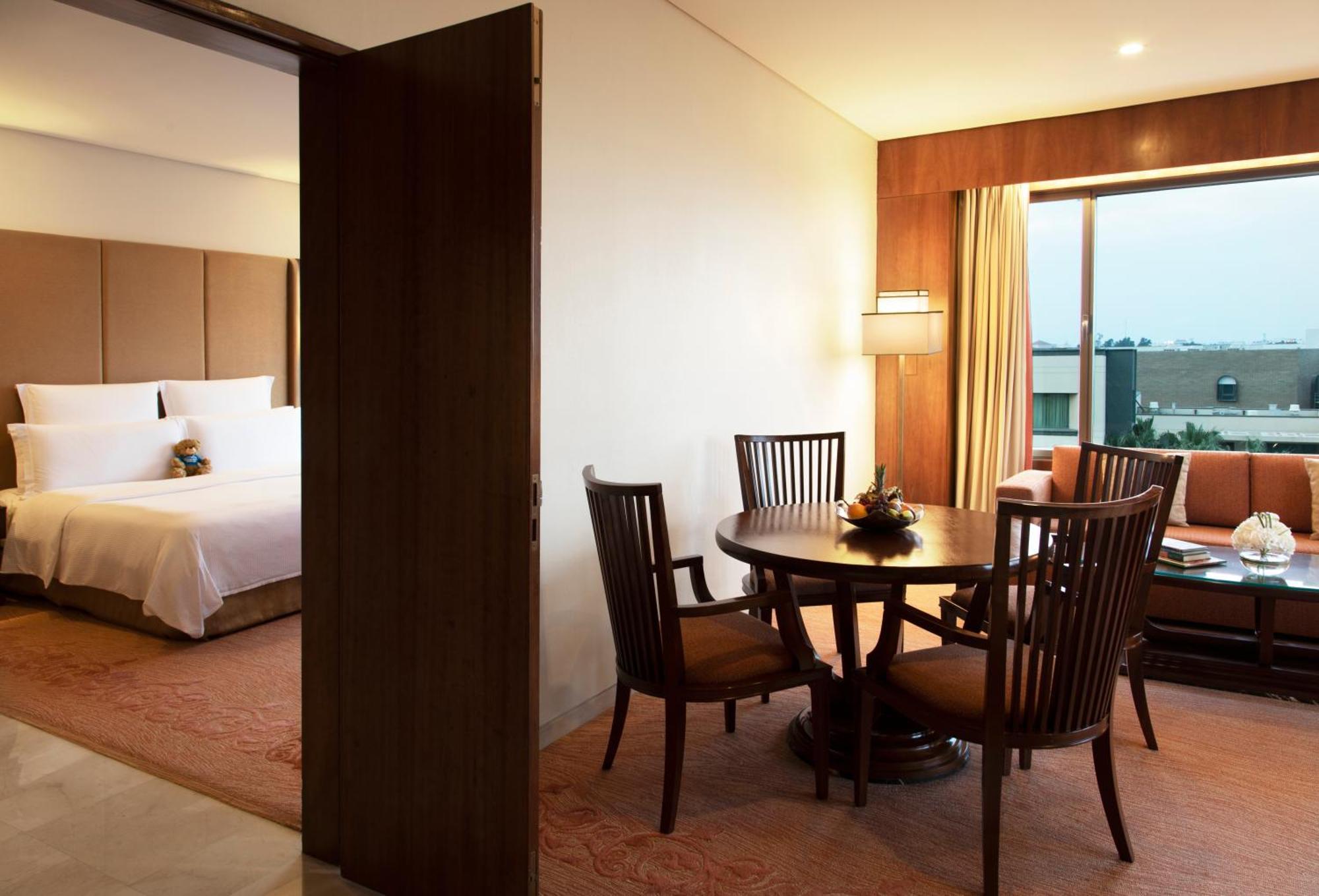 Jumeirah Messilah Beach Kuwait Kuwait City Esterno foto A suite at the hotel