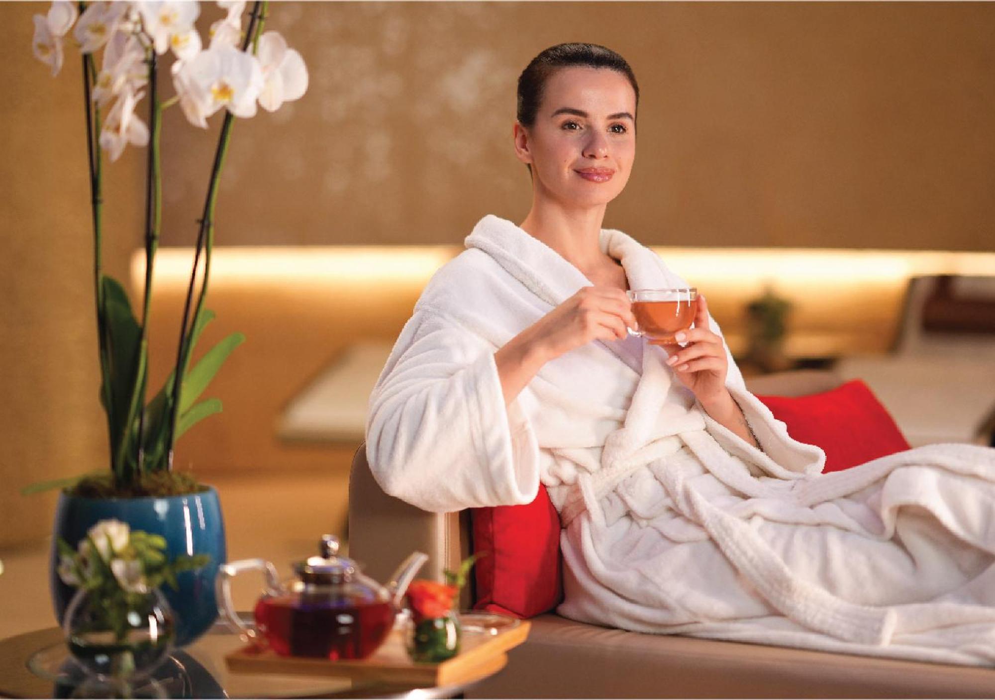 Jumeirah Messilah Beach Kuwait Kuwait City Esterno foto A woman wearing a bathrobe