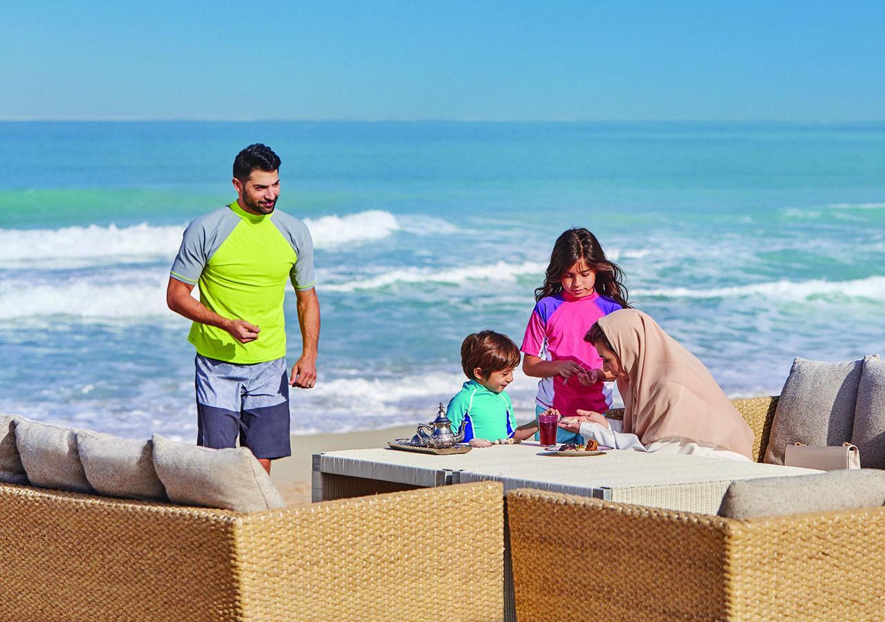 Jumeirah Messilah Beach Kuwait Kuwait City Esterno foto Family at the beach