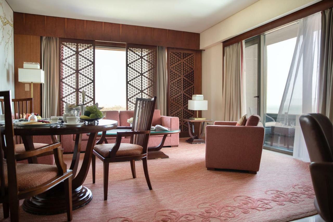 Jumeirah Messilah Beach Kuwait Kuwait City Esterno foto A suite at the hotel